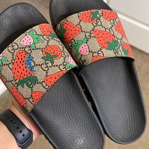 Gucci strawberry slides size 39